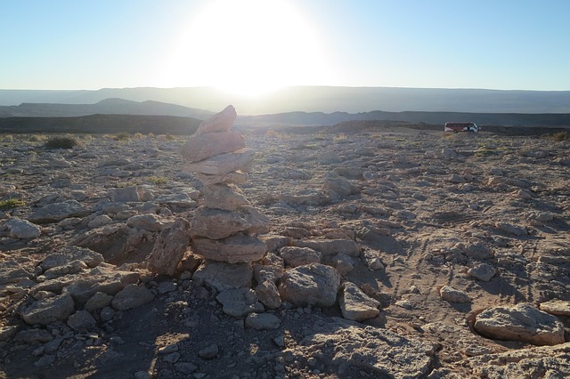 Grupo diverso de personas adultas participando en una sesión de coaching grupal en Chile